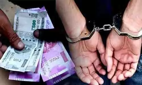 20 हजार रुपए की रिश्वत लेते रंगे हाथों गिरफ्तार…