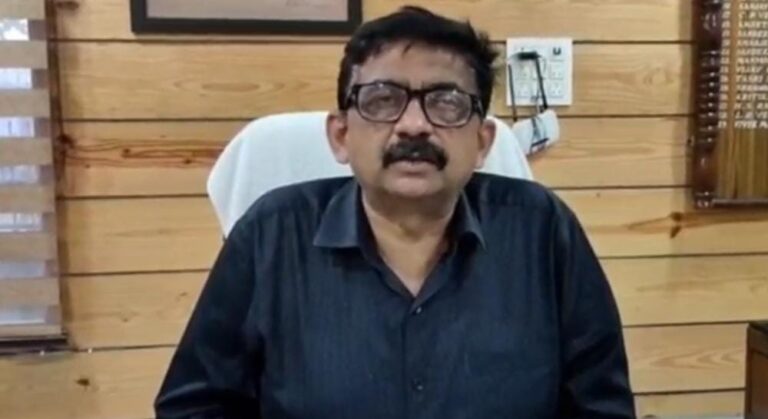 एसडीएम विवेक पर बंदरों ने किया हमला…घायल