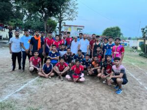 खेल प्रतियोगिता के दौरान युवाओं के साथ समाजसेवी मदन मोहन शर्मा