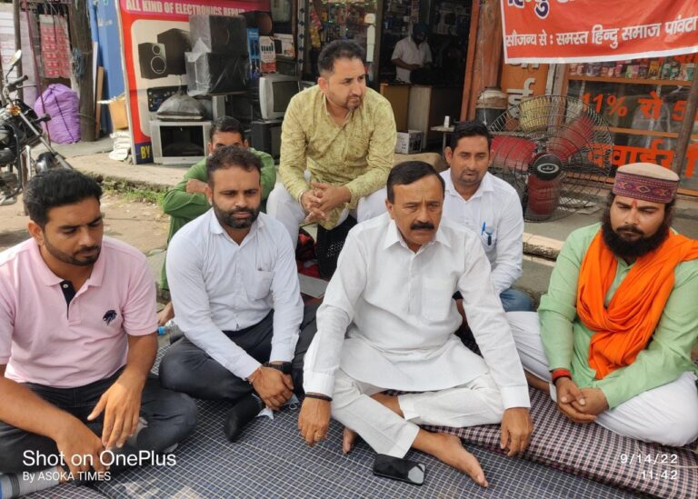 धरने पर बैठे सचिन से मिलने तक नहीं आए गाय के नाम पर वोट मांगने वाले नुमाइंदे…किरनेश