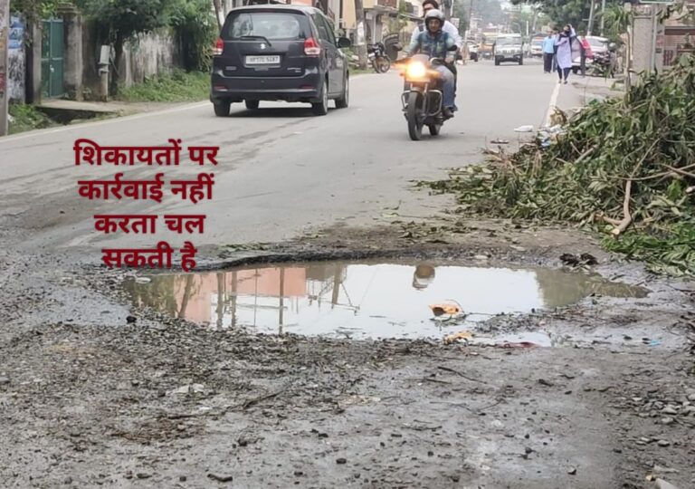जल शक्ति विभाग की पाइप लीकेज ने नेस्तनाबूद करदी नई सड़क…