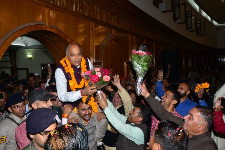 मुख्यमंत्री को उठाया कंधों पर किया आभार व्यक्त…देखें क्या था नजारा