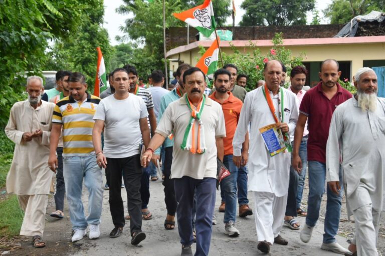 परिवर्तन पदयात्रा में भारी संख्या में जुड़े लोग, घर घर जाकर बताई ऊर्जा मंत्री की नाकामियां…