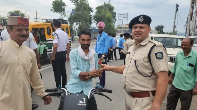 दो पहिया वाहन को ही फूल भेंट कर मीडिया की सुर्खियां क्यों बटोरते हैं अधिकारी…