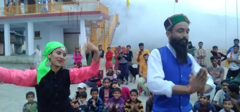 कलाकारों ने प्रदेश सरकार के विभिन्न कल्याणकारी योजनाओं से करवाया अवगत…