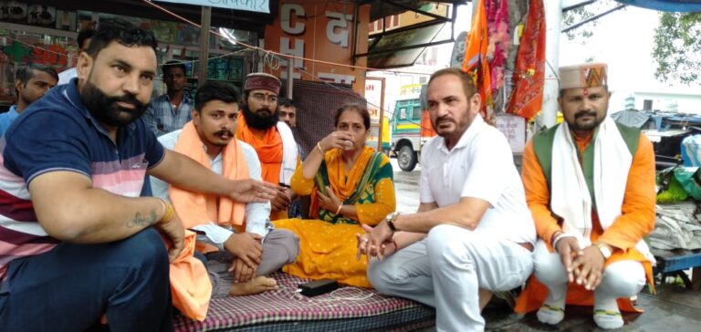 क्रमिक भूख हड़ताल पर बैठी मीना ऑबराय का जूस पिला कर खत्म करवाया अनशन…
