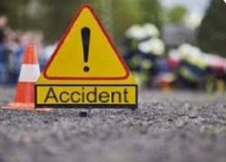 ब्रेक फेल होने से ट्रैवलर पहाड़ी से जा टकराई…7 लोगों सहित दो बच्चे घायल…