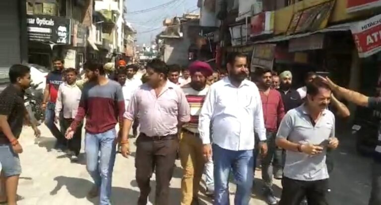 राज्य स्तरीय यमुना शरद महोत्सव मेले को लेकर व्यापारियों ने किया विरोध प्रदर्शन…