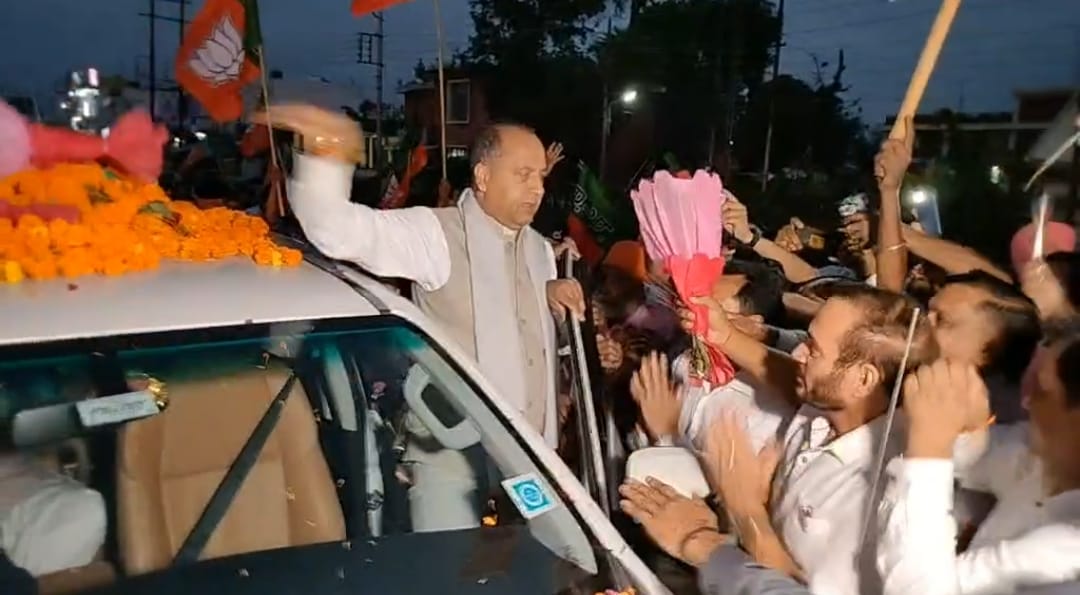 सड़क किनारे खड़े वरिष्ठ नेताओं के लिए रुके मुख्यमंत्री…किया अभिवादन स्वीकार…