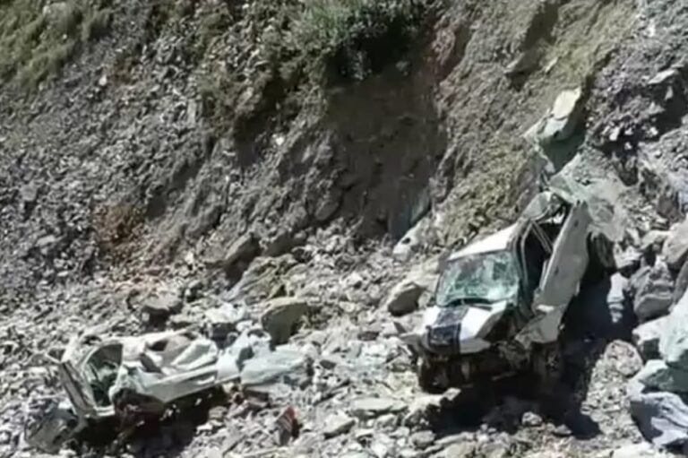 गहरी खाई में गिरी 2 गाड़ियें दो लोगों की दर्दनाक मौत…10 मिनट के अंतराल पर एक ही जगह हुए हादसे…