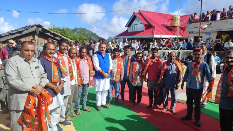बलदेव तोमर का जनसंपर्क अभियान तेज…. 21 परिवारों ने छोड़ी कांग्रेस पार्टी …