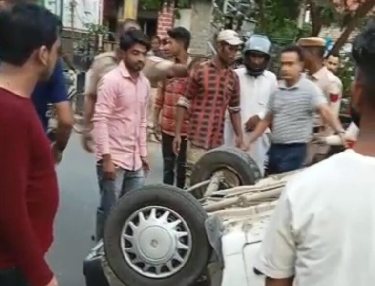 यमुना पुल पर पलट गई कार व्यक्ति घायल…पुलिस जवानों और आसपास मौजूद लोगों ने की तुरंत मदद बची जान…