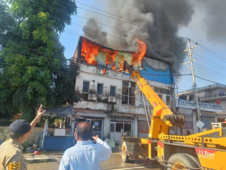बद्रीपुर आवासीय मकानों के बीच कथित कफ सिरप कंपनी में लगी आग…आसपास के लोग बुरी तरह से भयभीत