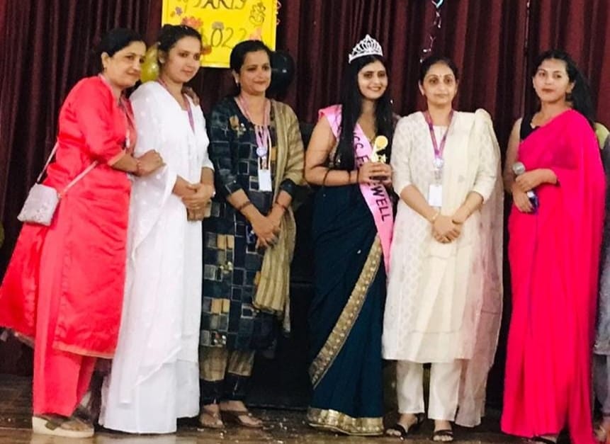 निकिता बनी मिस फेयरवेल और तन्वी काला मिस पर्सनैलिटी