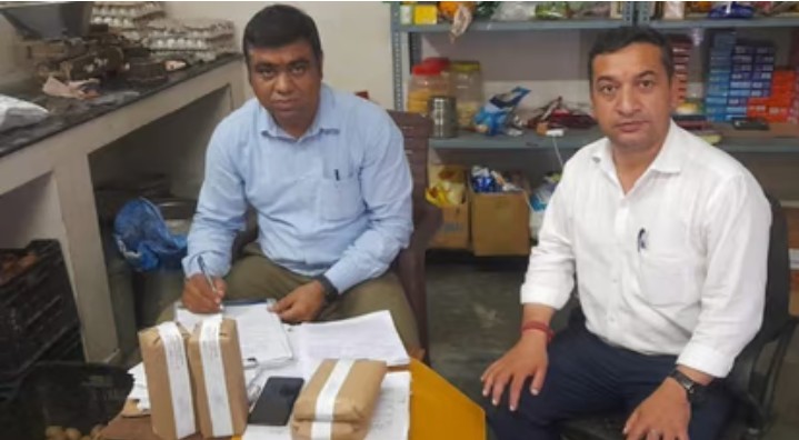 खाद्य वस्तुओं के नमूने लेते खाद्य सुरक्षा विभाग की टीम…