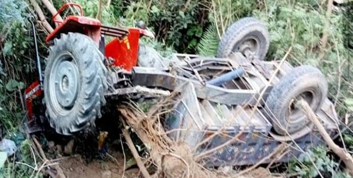 पत्थरों से लोड ट्रैक्टर अनियंत्रित हो 20 फीट नीचे खाई में पलटा…