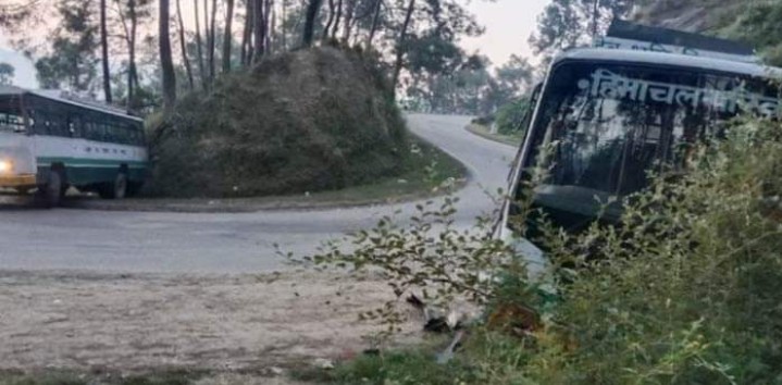 एचआरटीसी की बसों की आपसी टक्कर…. चालक सहित 4 यात्री घायल
