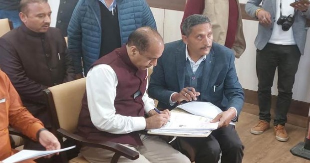 सीएम जयराम ठाकुर ने एसडीएम के समक्ष नामांकन पत्र भरा..
