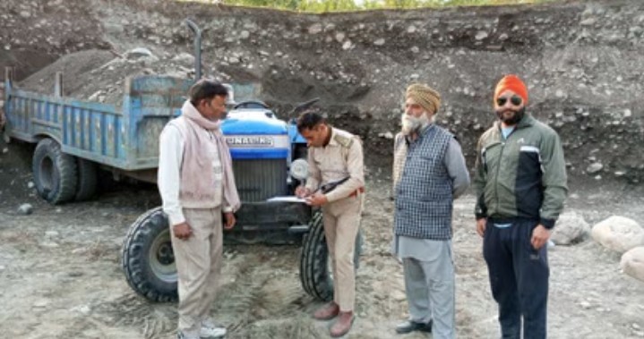 पोंटा साहिब अवैध खनन कर रहे दो ट्रैक्टर जब्त…30 हजार का जुर्माना