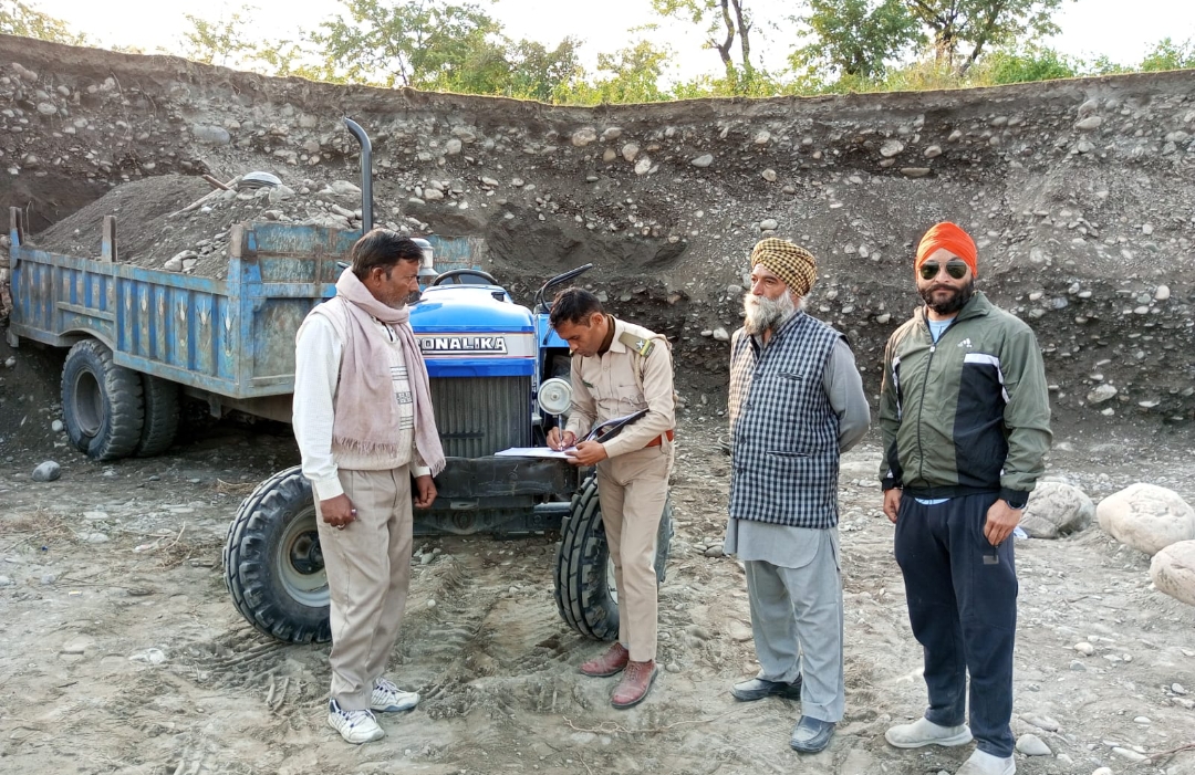 अवैध खनन पर वन विभाग की कारवाई, वसूला 30,000 जुर्माना….