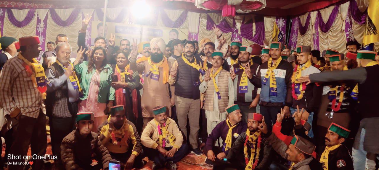 72 परिवारों ने थामा आम आदमी पार्टी का हाथ….शिक्षा स्वास्थ्य के नाम पर लगातार पड़ रहा जनसमर्थन…