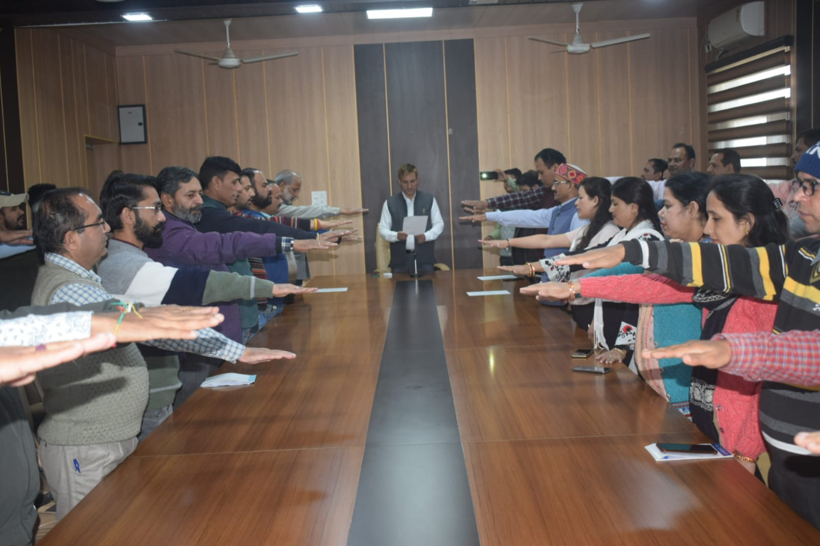 मतदान केंद्र में मोबाइल, कॉर्डलेस अथवा वायरलेस फोन को ले जाने पर रहेगा प्रतिबंध….