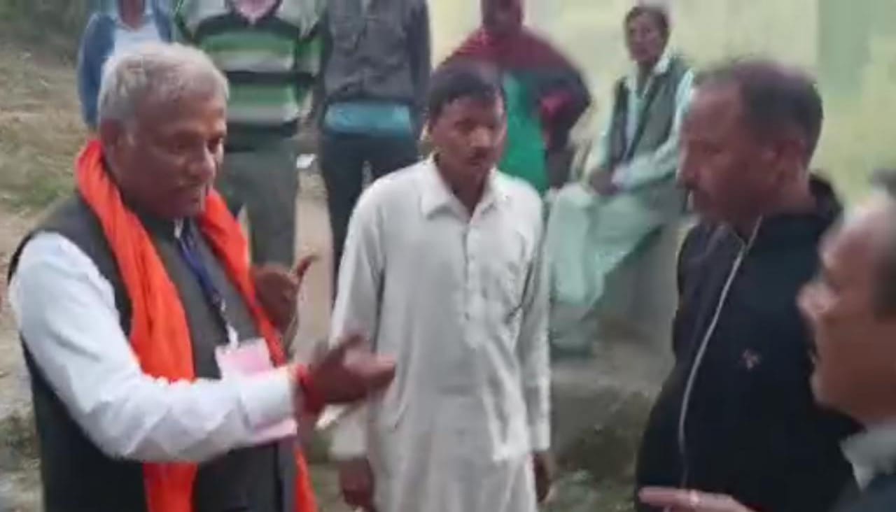 कैबिनेट मंत्री रहे सुखराम पर हाथ उठाने वाले व्यक्ति का वीडियो हुआ वायरल…
