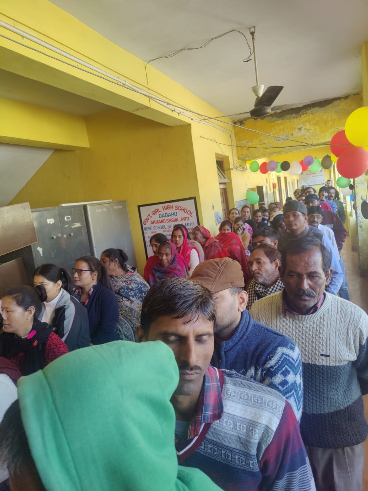 ददाहू में वोटिंग प्रक्रिया शुरू…वोटिंग बूथ के बाहर लोगों की लगी कतारें…