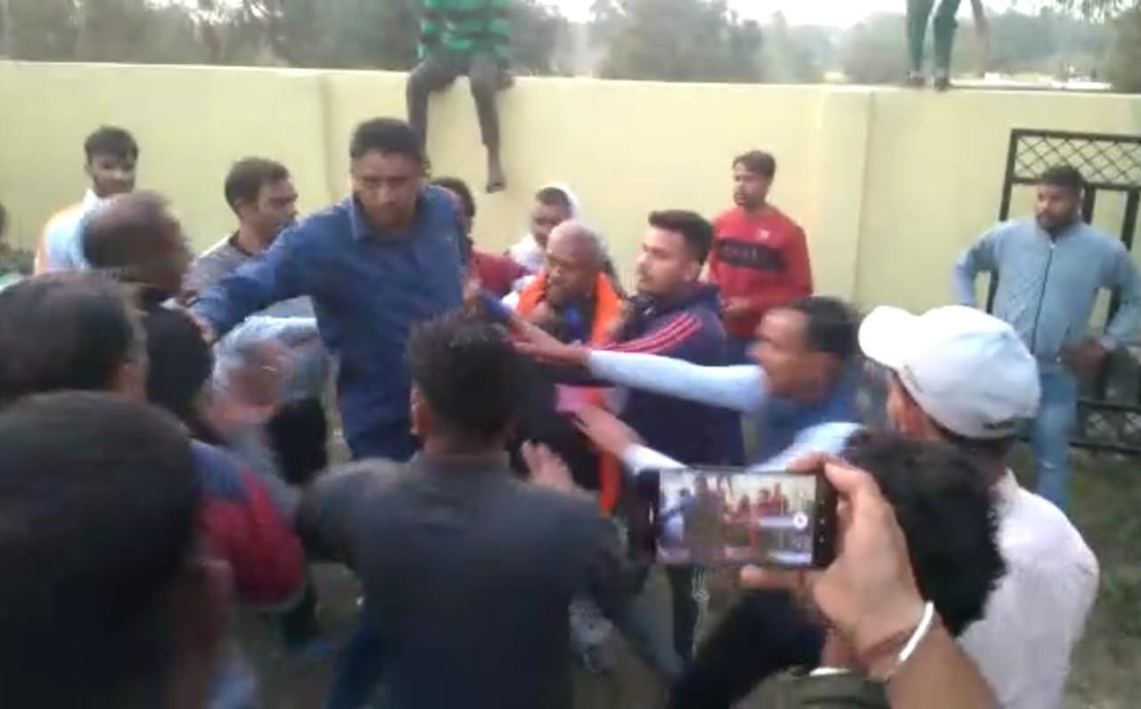 पोंटा साहिब में किरनेश जंग और सुखराम चौधरी के बीच तीखी नोंकझोंक के बाद धक्का-मुक्की…वीडियो वायरल
