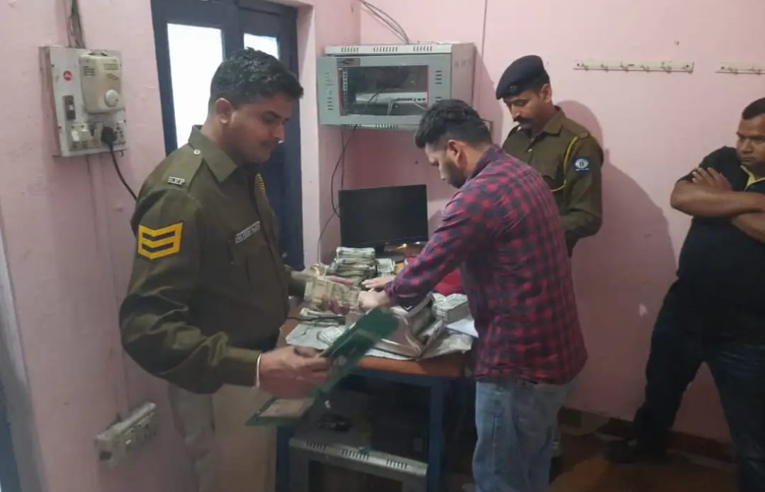 पांवटा पुलिस को मिले नोटों से भरे दो बैग… साढ़े 30 लाख रुपए बरामद… पढ़िए क्या है पूरा मामला