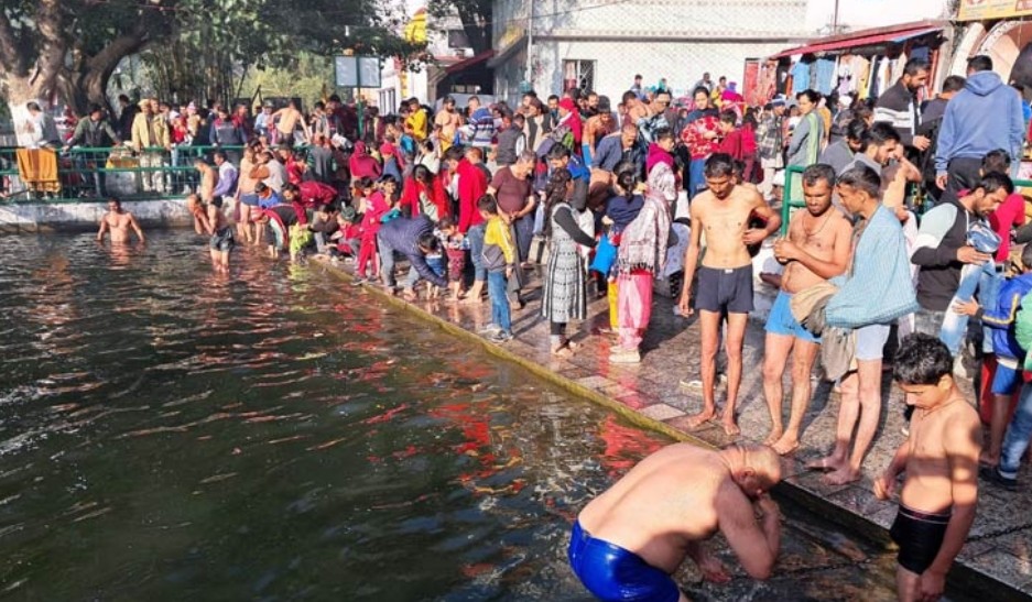 एकादशी के अवसर पर हजारों श्रद्धालुओं ने रेणुका जी पवित्र झील में लगाई आस्था की डुबकी…