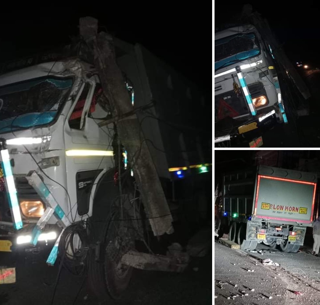तेज रफ्तार डंपर बिजली के खंभे से जा टकराया… हादसा