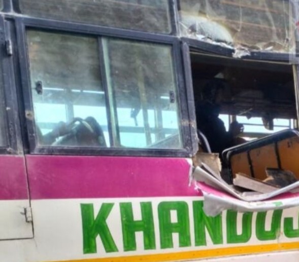 पहाड़ी से गिरी चट्टान से बस हुई क्षतिग्रस्त…