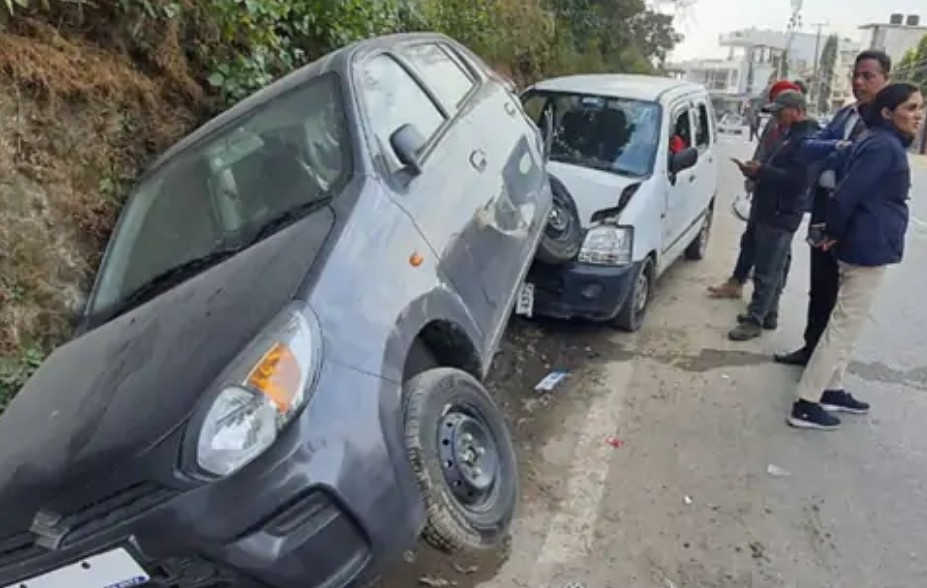 सड़क किनारे पार्क गाड़ी से जा टकराई कार..शख्स के सिर में आई चोटें