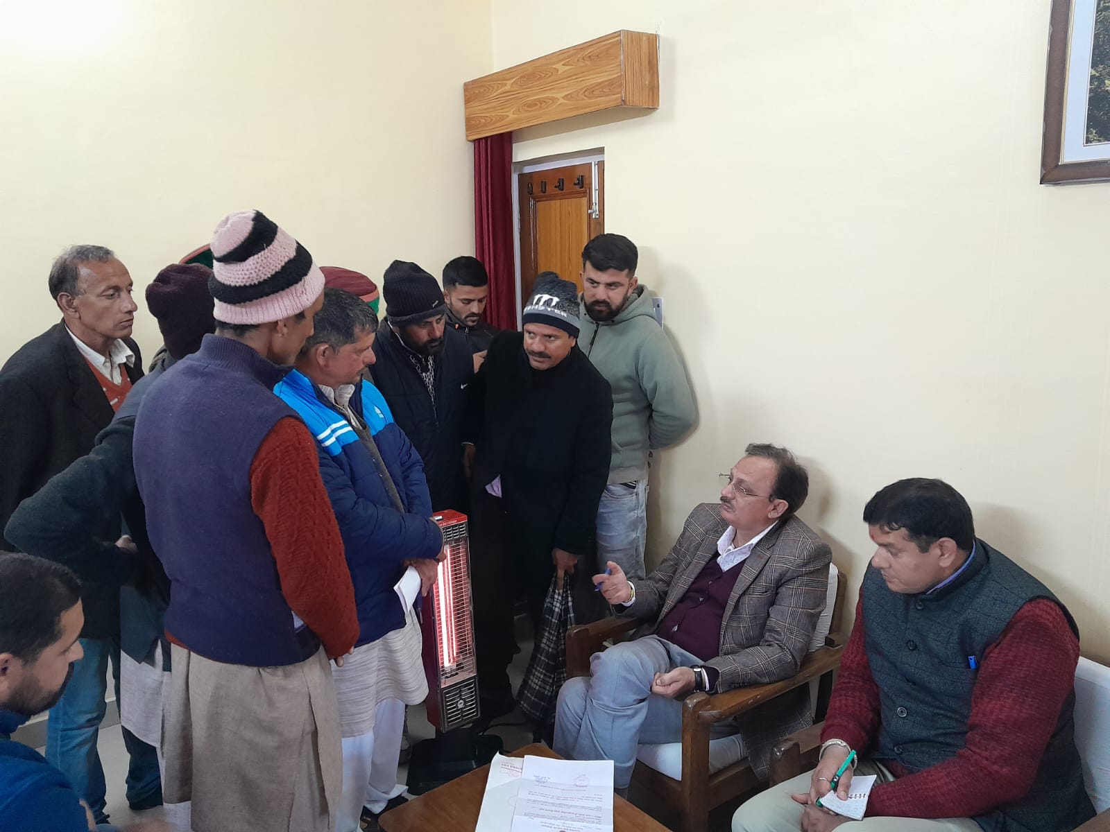 जन-समस्याओं का समय पर समाधान करें अधिकारी-हर्षवर्धन चौहान 