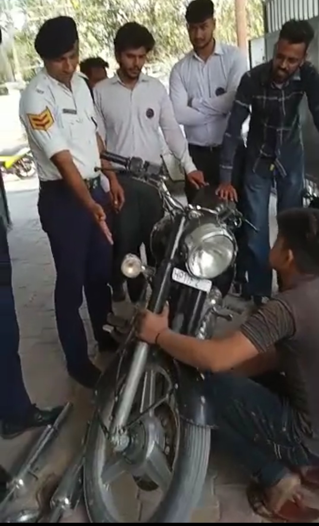  शहर में पटाखे मारने वाली बाइकों पर पुलिस की लगातार कार्रवाई