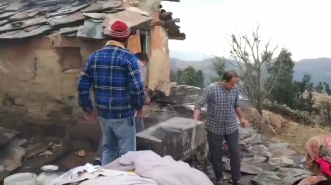 संगड़ाह आसमानी बिजली गिरने से विधवा महिला का घर जलकर राख….
