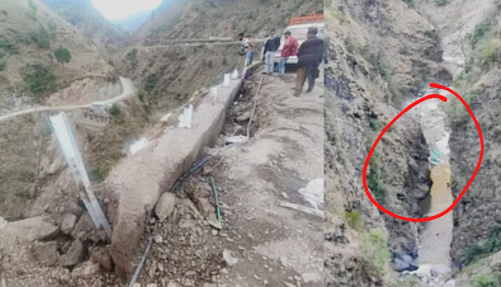 गहरी खाई में गिरी पिकअप दो लोगों ने गंवाई जान…. यहां पहले भी हुए हैं दर्दनाक हादसे