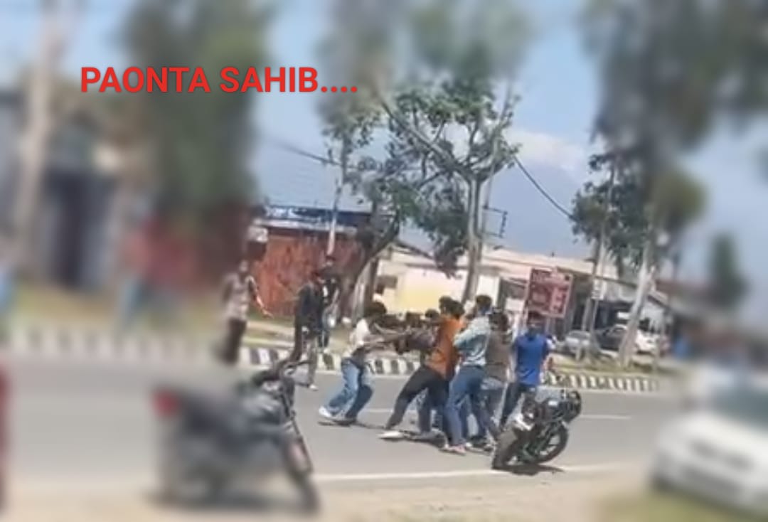 बीच सड़क में भिड़े संस्थान के छात्र…वीडियो हुआ वायरल