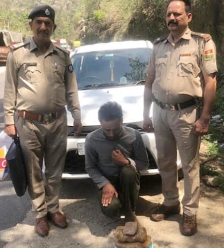 पुलिस ने व्यक्ति से 1 किलो 986 चरस की बरामद… पूछताछ जारी 