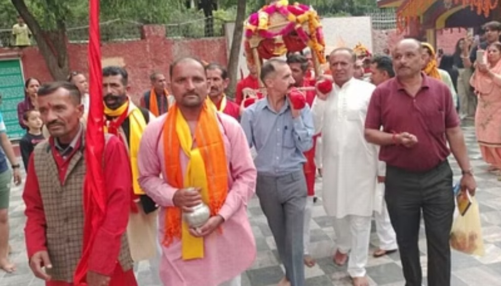 ददाहू तहसीलदार राजेंद्र ठाकुर ने कंधा लगाकर रवाना की देव पालिकयों…   