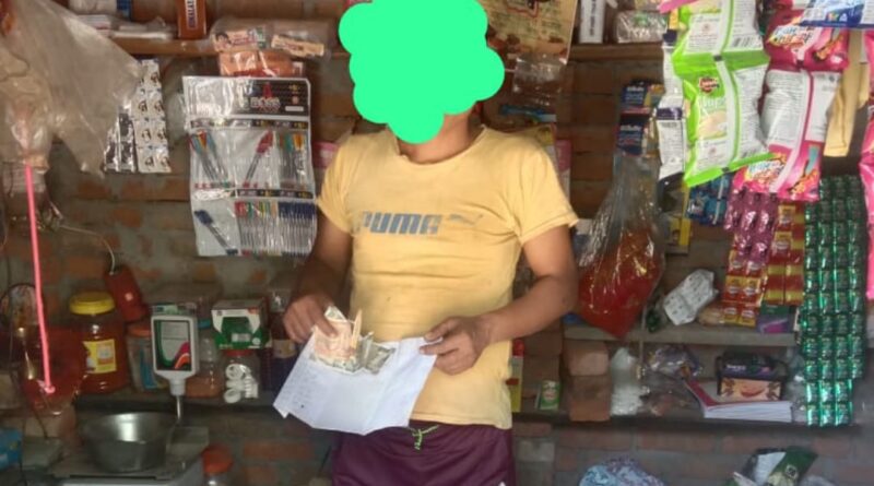 दुकान के बाहर खड़े होकर एक रुपए के बदले ₹80 देने का देता था झांसा…….