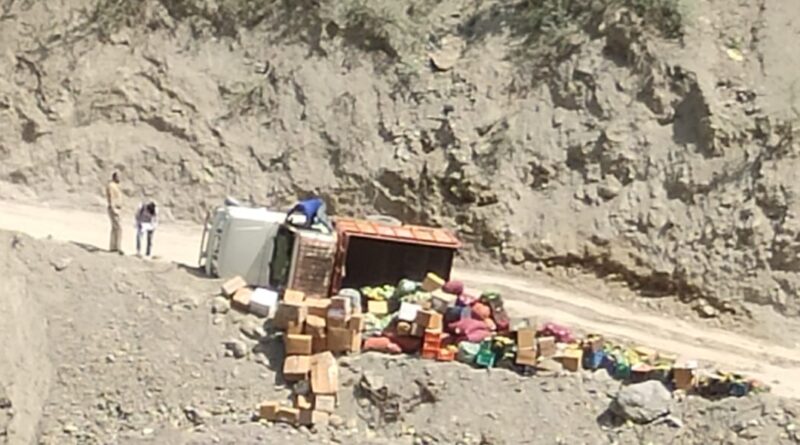 रेणुका मार्ग पर सब्जी से लदी पिकअप पलटी…टला बड़ा हादसा