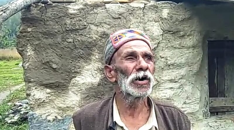 तूफानी बारिश ने उड़ा डाली संगड़ाह के सीऊं गांव के सुंदर सिंह के कच्चे घर की छत