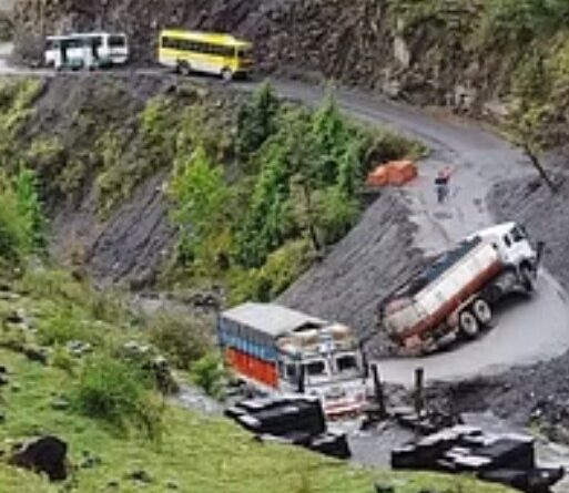 सड़क पर लुढ़का तेल का टैंकर…24 घंटे से मार्ग बंद…