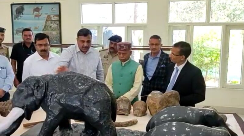 वन विभाग के तहत गठित स्वयं सहायता समूह की महिलाओं से राज्य पाल ने संवाद किया 