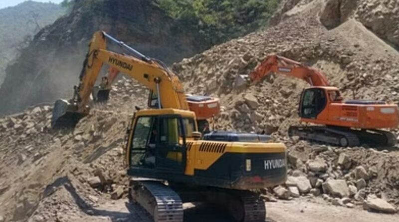 पहाड़ दरकने से नेशनल हाईवे बंद… ये है वैकल्पिक मार्ग