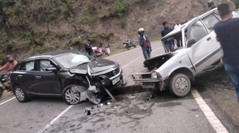 दो कारों की आपसी भिड़ंत… 4 लोग गंभीर घायल
