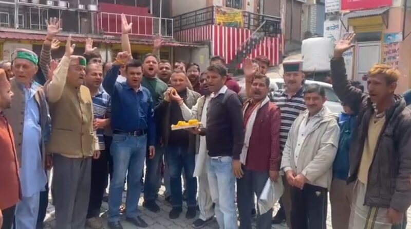 कर्नाटक जीत पर विधायक विनय ने बांटे लड्डू… कार्यकर्ताओं में जश्न का माहौल