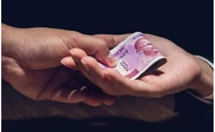 महिला प्रधान पर तीन लाख रिश्वत मांगने का आरोप… मामला दर्ज 